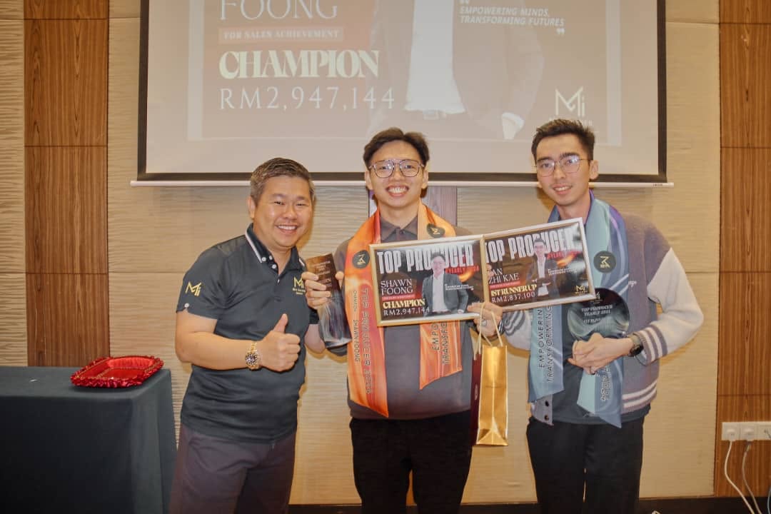Shawn Foong 在颁奖活动中与团队合照