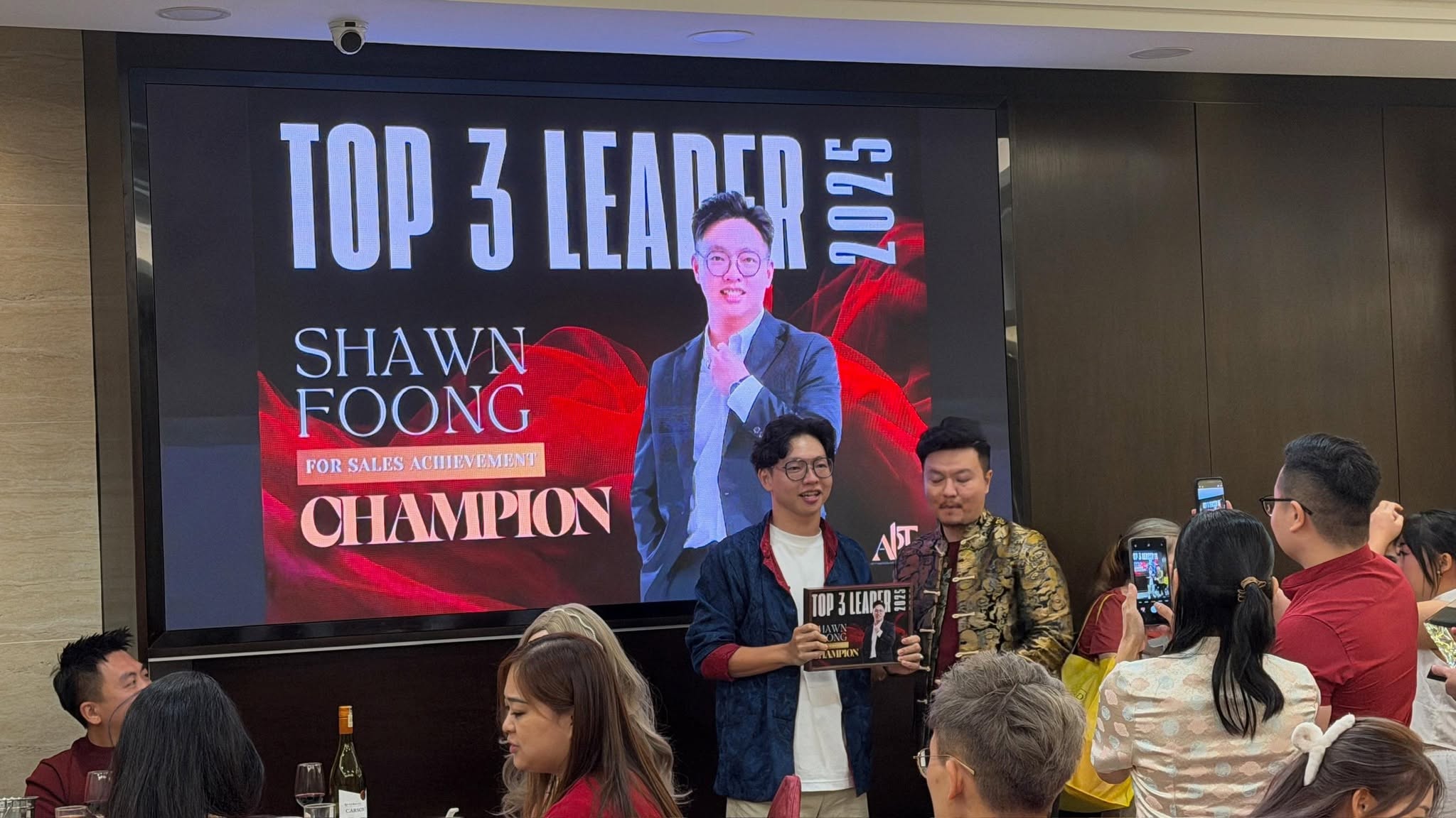 Shawn Foong 在 2025 年 TOP 3 LEADER 颁奖现场领取奖项