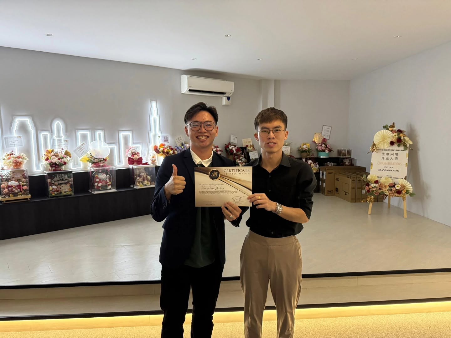 Shawn 手持晋升证书与同事合照