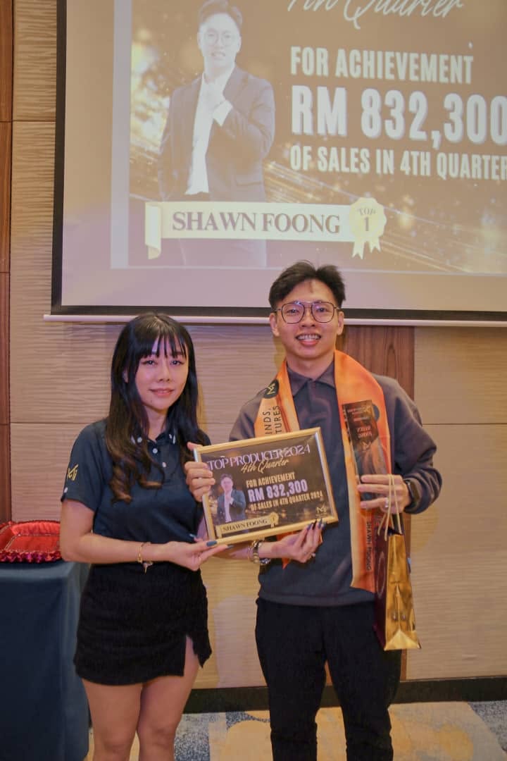 Shawn Foong 在 2024 年第四季度 Top Producer 颁奖现场合照
